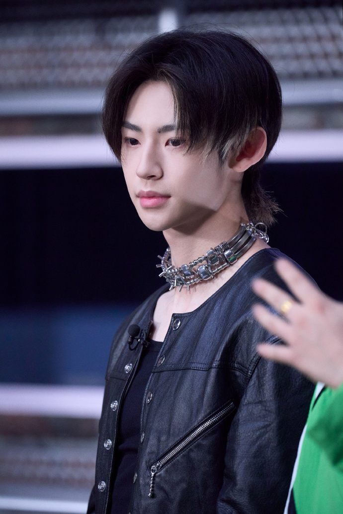 #说唱OG力挺小鬼王琳凯#GAI 在《说唱梦工厂》中表示小鬼先是 rapper，