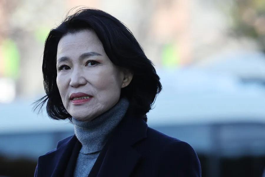 四张照片为同一人，前三张照片是最近的，最后一张是十年前的。
此女性是韩国原通信放