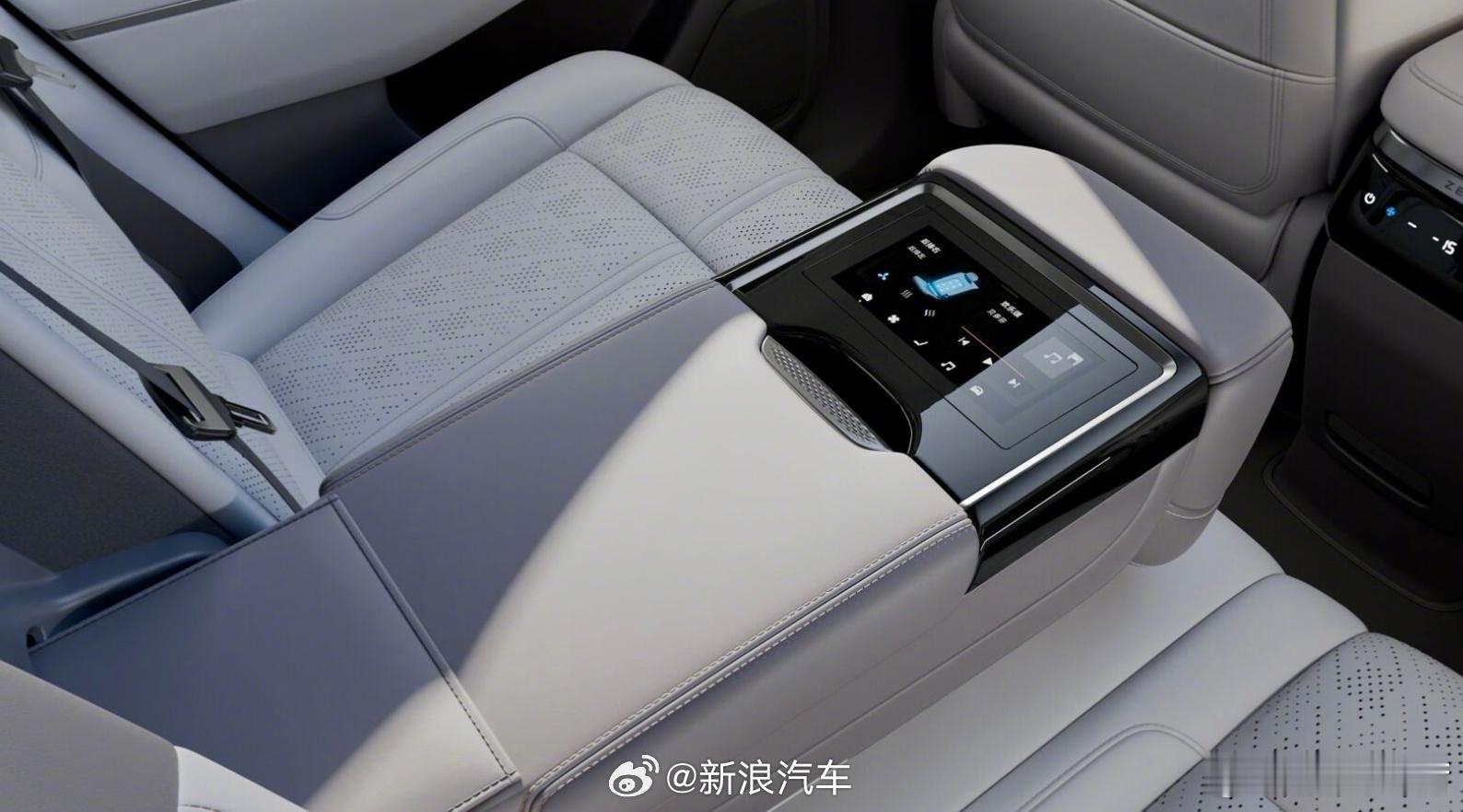 #极氪7X内饰曝光# 极氪7X比很多人想的定位要高、力度要大。之前的外观看不出太