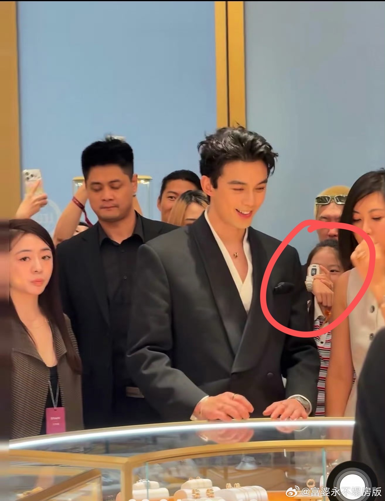 小孩姐给吴磊出神图了小孩姐拿电话手表仰拍直接拍出吴磊建模脸！吴磊随手一拍都是神图