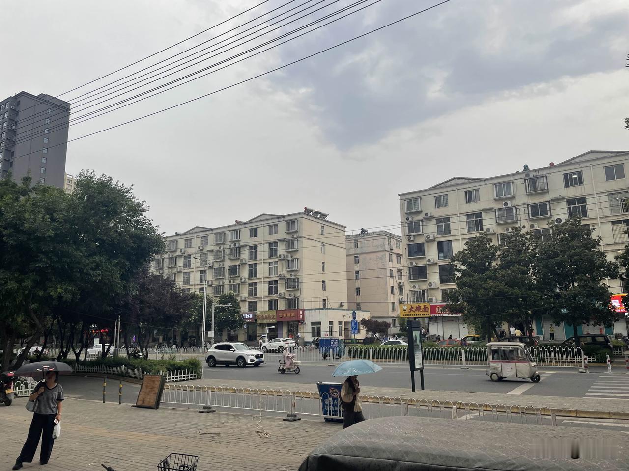 【七绝•闲吟】
曾经策马越昆仑，气壮山河照胆魂。
岁月风花依旧在，车轮不见马车轮