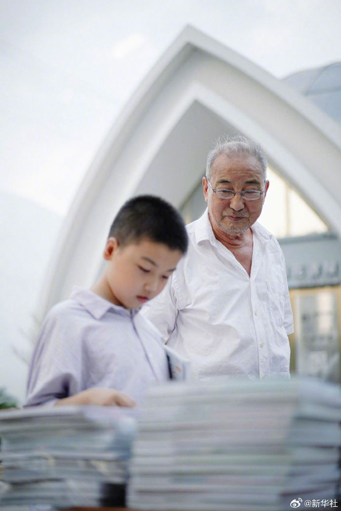 【#爱读书日常瞬间#】用镜头记录读书，让书香飘进生活。戳链接，一起感受阅读的美好