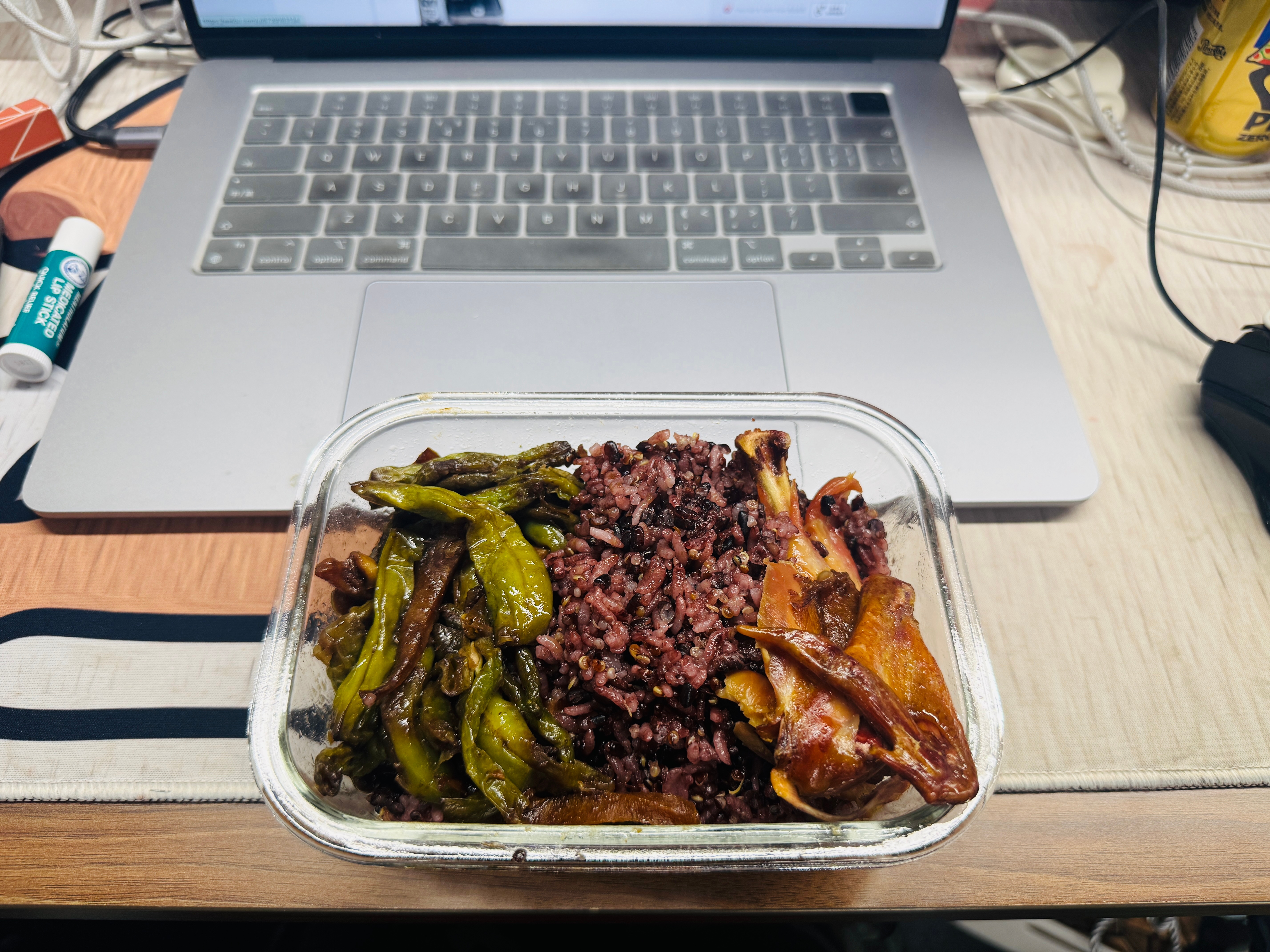 晒晒今日工作餐母亲大人亲自炒的油扁豆角香迷糊啦有没有跟我一样爱吃油扁豆角滴呢