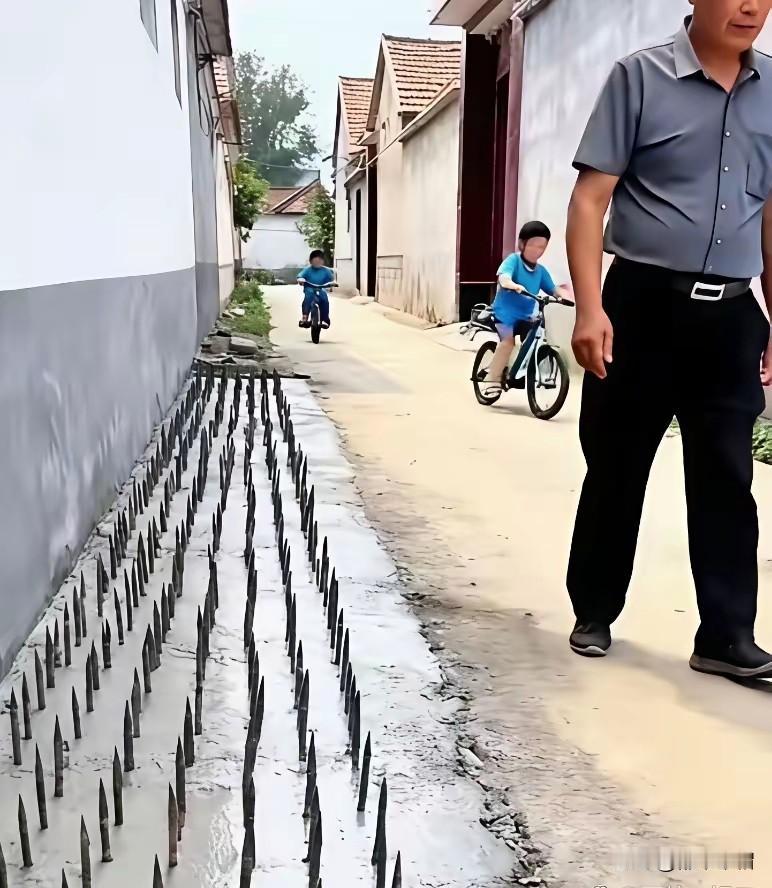 这家人不仅歹毒，而且法盲！为了那一小块地，竖了那么多钉子，大人孩子来来往往，一不