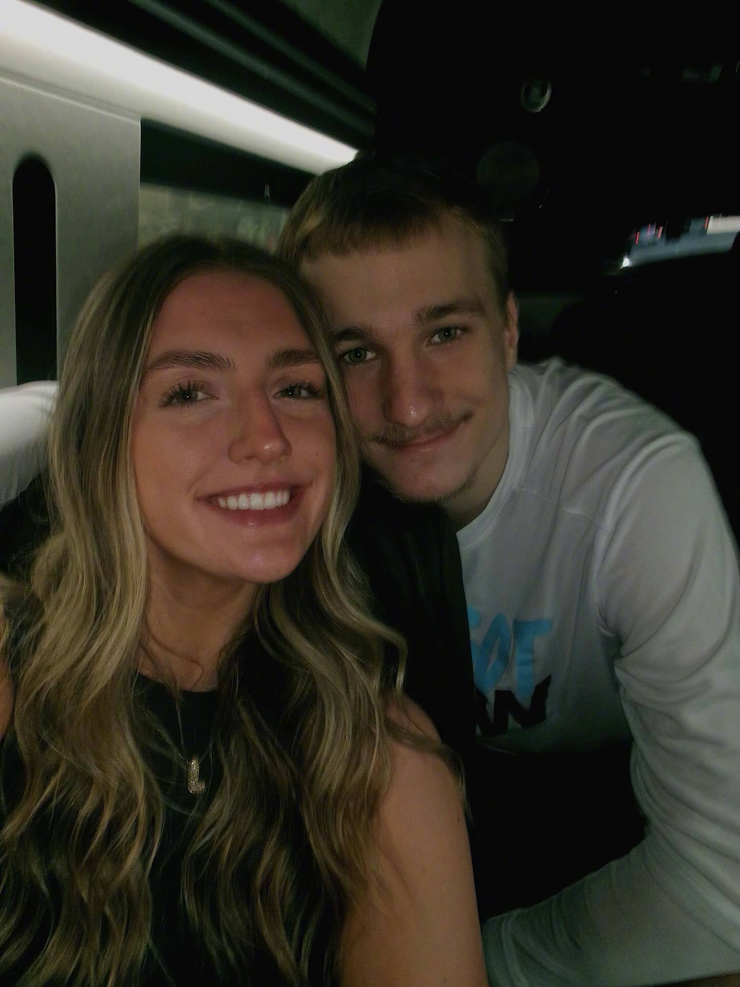 弗拉格双胞胎兄弟艾斯-弗拉格和相恋多年的女友丽兹，两人现在都在缅因大学打球。 