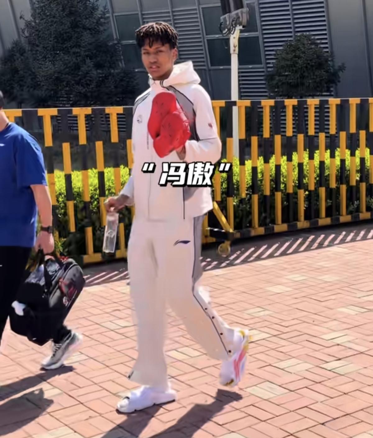 还新疆男篮到达山西场馆，进行训练，准备今天晚上与山西男篮的比赛呢！就新疆男篮现在