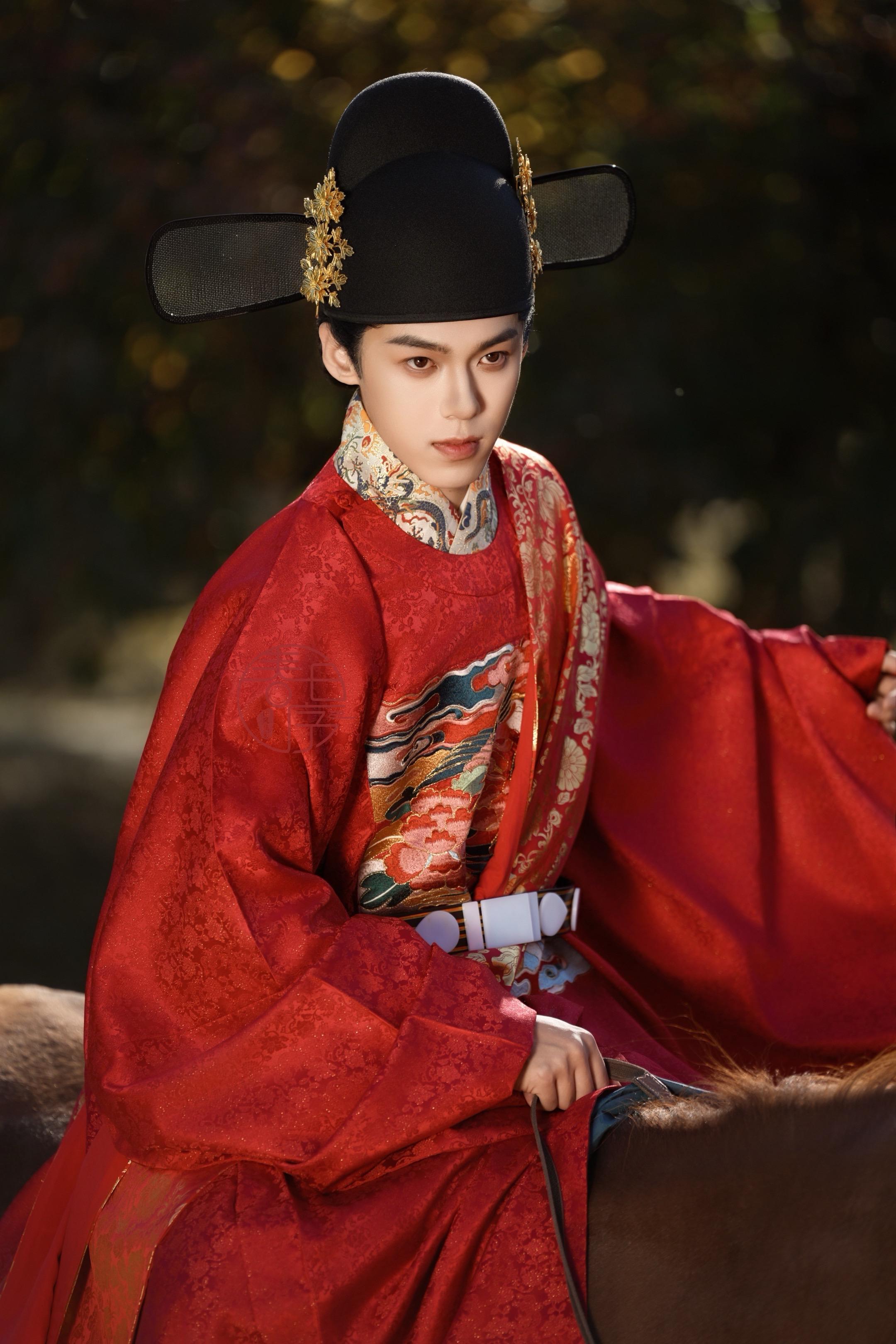 友情提示：最后一张才是丁禹兮！很喜欢丁禹兮的路透妆造，我们大婚也选了同...