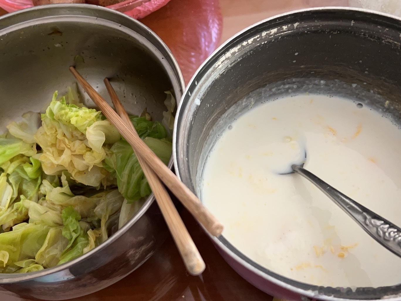 我平时早餐基本上都是牛奶煮开打上一个鸡蛋，有时候会加上一根香蕉，味道和饱腹感都有