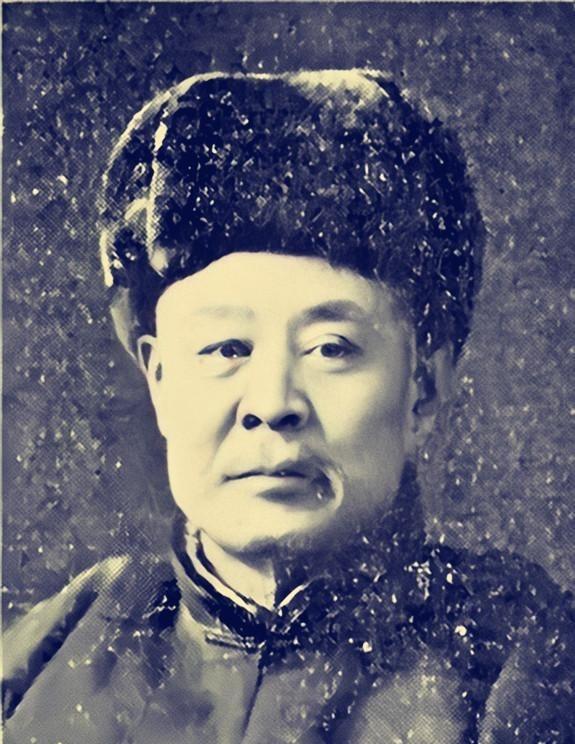 1945年，日本宣布战败，“伪满将军”张海鹏听到这个消息之后，害怕极了，他知道自