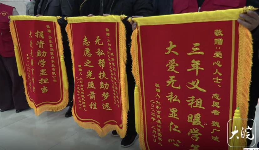 在安徽太和，有位叫魏广斌的老爷子做了一件暖心事。他家就在太和二中对门，孩子们都成