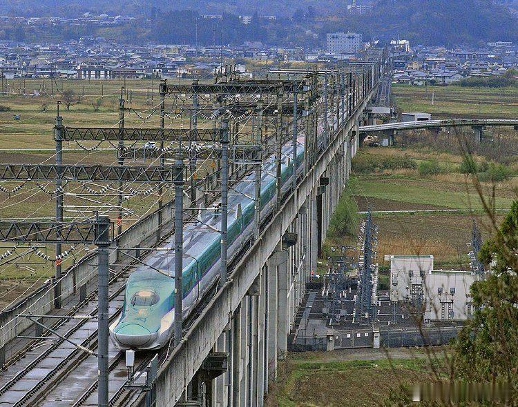日本7.5级地震据日本气象厅20日早些时候消息，日本东北部海域当天发生7.4级地