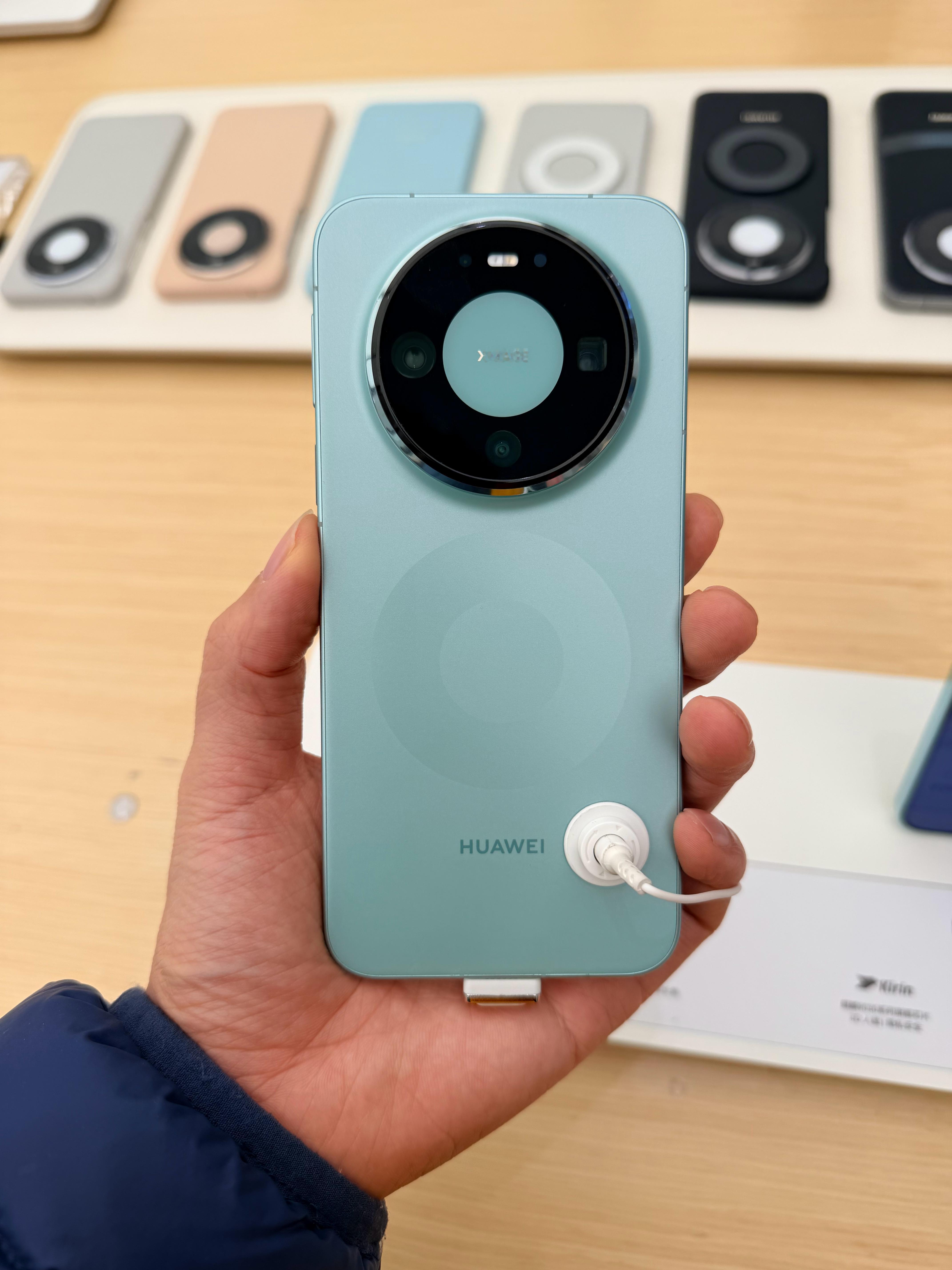 之前看到的是 Mate 80和 Pro，觉得改成直屏手感下降了。今天看了一下华为