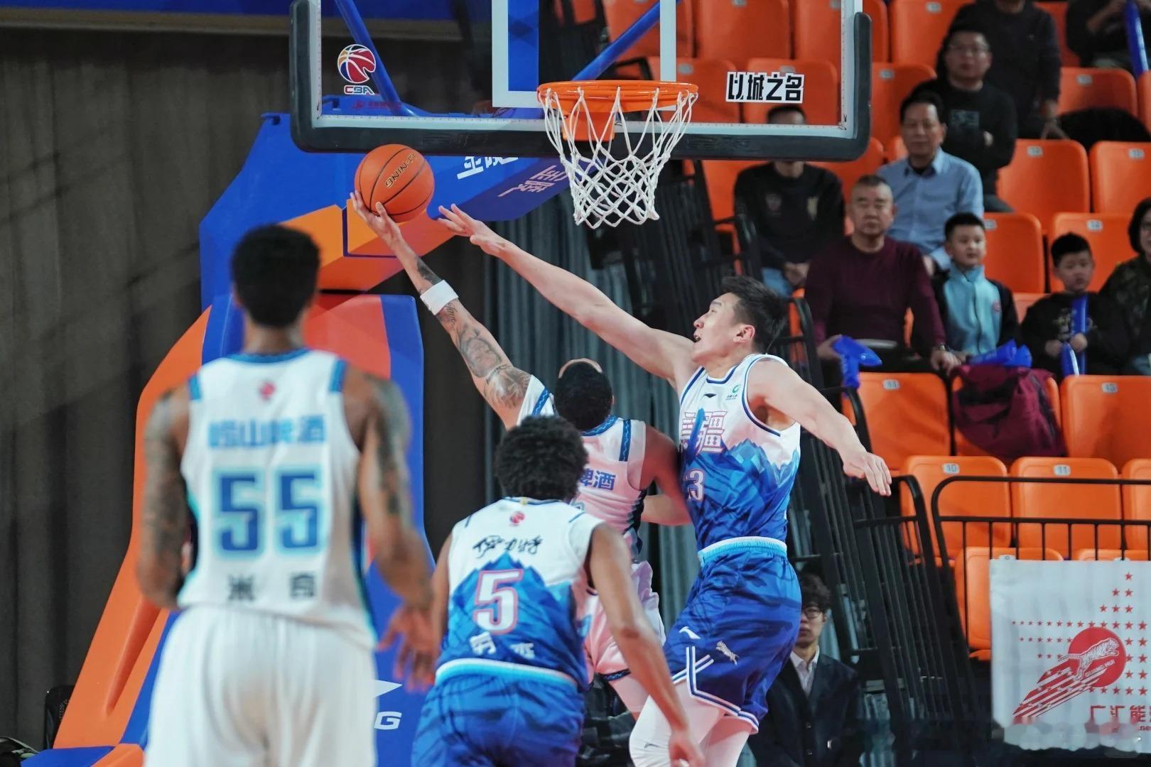 昨晚，青岛男篮以97-79在客场大胜新疆男篮，全场比赛青岛男篮五人得分上双。据悉