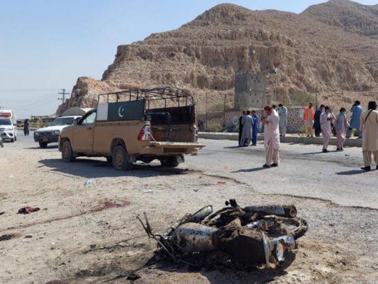 4月27号阿富汗东部突然乱套，巴基斯坦二话不说就发射了导弹，一炸就出大事，3个人