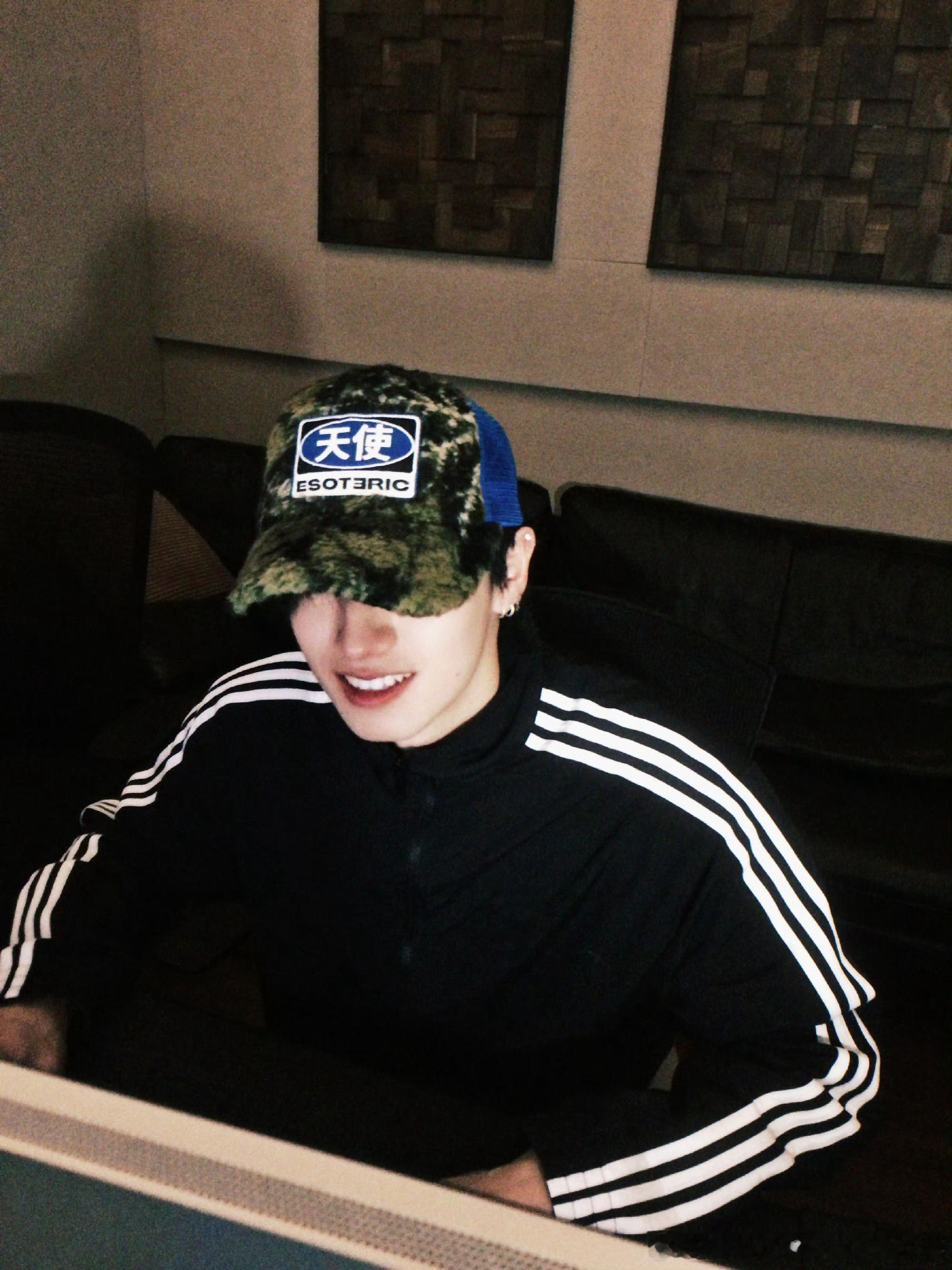 认真搞事业的小朱太迷人！帽子上的天使元素氛围感拉满，为新歌筹备的样子专注又闪耀，