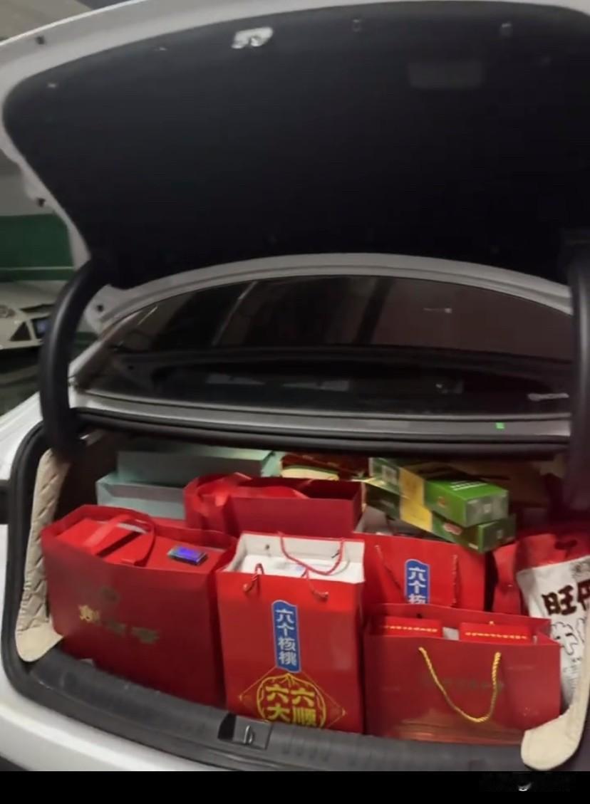 我爸是个老好人，处处为别人着想，每年回娘家都要求我给叔叔，舅舅，姑姑，姨姨全部送