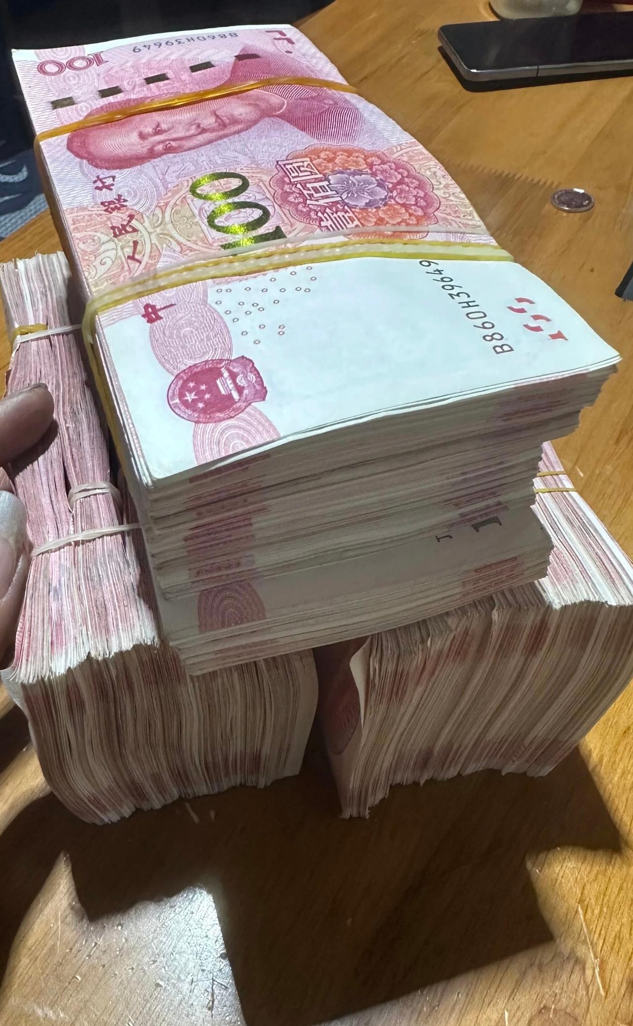 努力赚钱，包养自己。
那些看似不起波澜的日复一日，会在某一天让你看到坚持的意义；