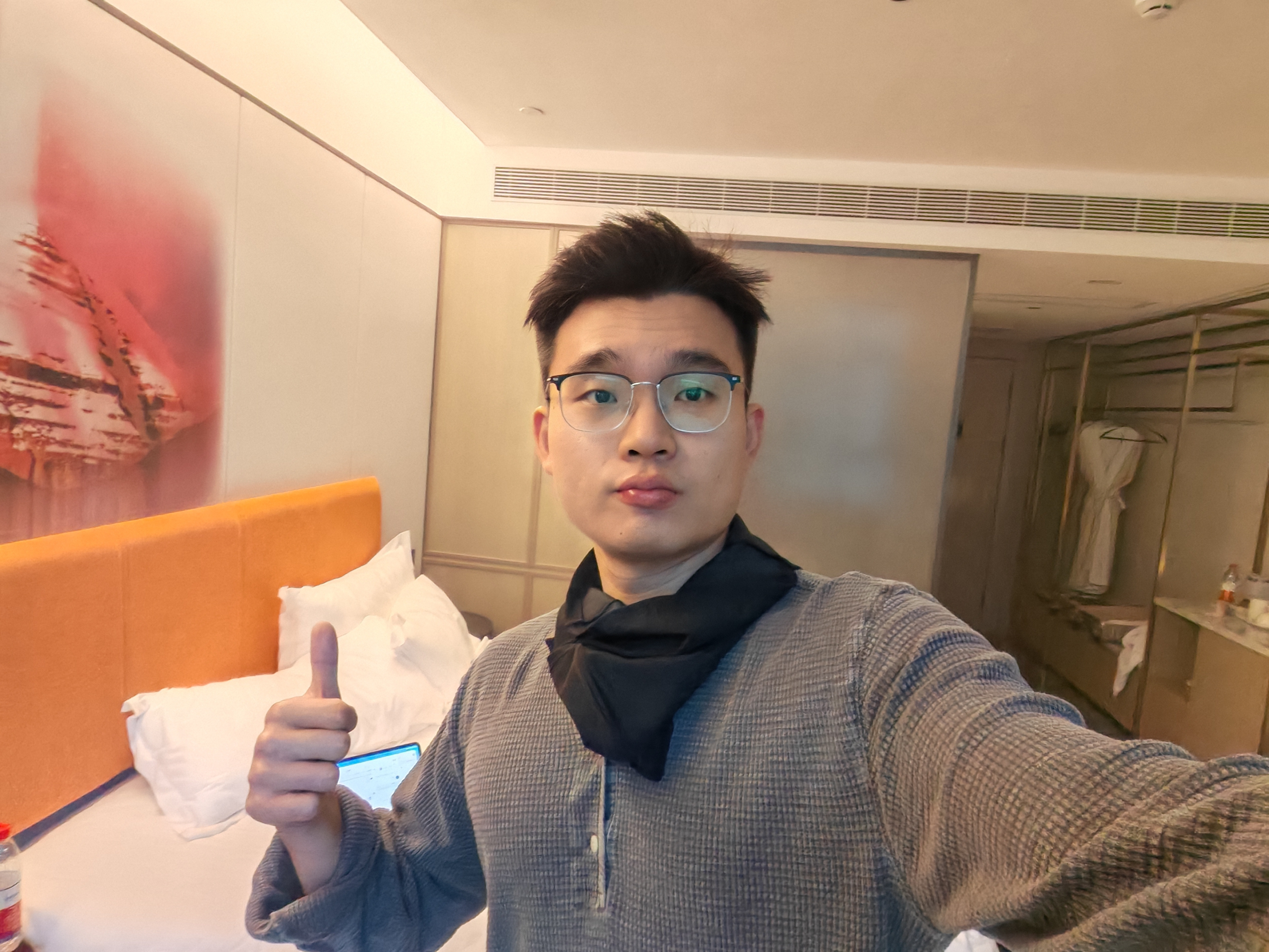 在新疆两点吃午饭，现在快九点了天还没完全亮，导游说虽然都用北京时间，但真的有时差