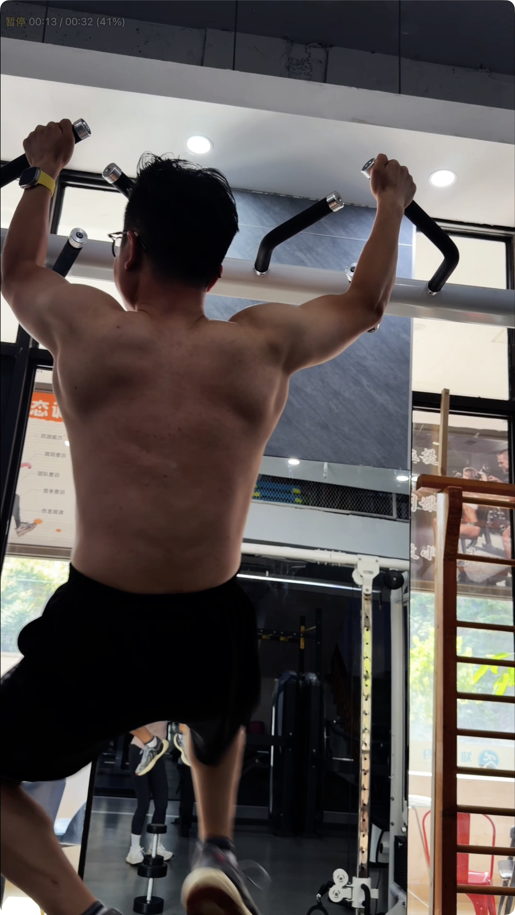 这个背有线条感了。不过还得练~肌不可失汗水不会说谎  