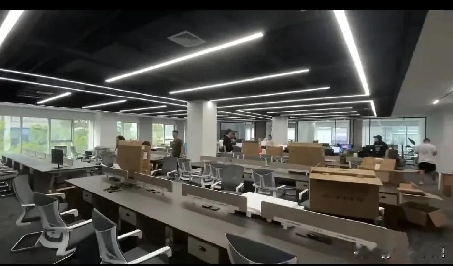 作为一个hr告诉大家一个事实，如果面试过后2天内没给你回复，你真没必要浪费那感情