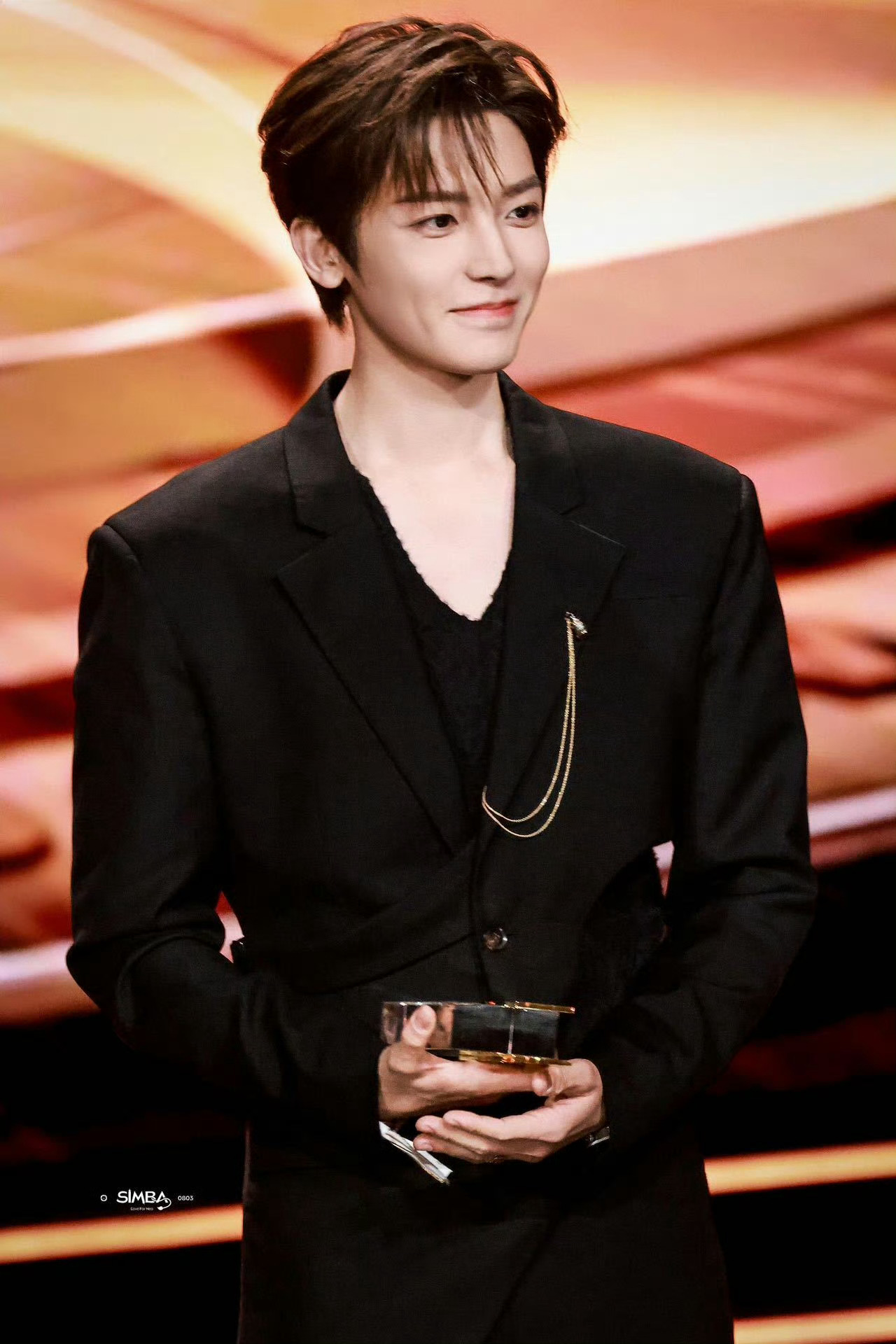 侯明昊西装完全是daddy级别不允许有人没被侯明昊帅到！西装造型完全daddy级