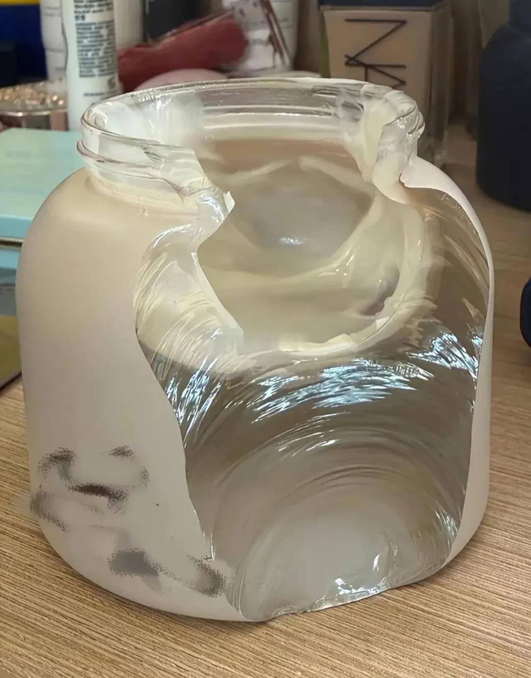 化妆包掉地上才发现，这种设计真是让人防不胜防呀！
看着外面是磨砂罐，结果一层膜一