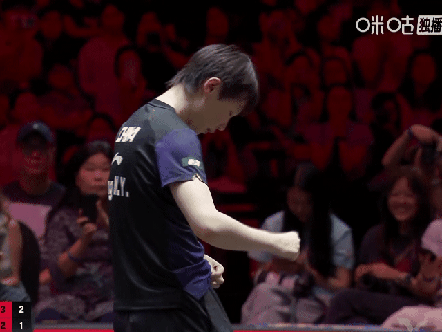 笑不活了！第六局开局王曼昱球衣直接脱线，工作人员当场拿打火机给线头燎了一下，这操