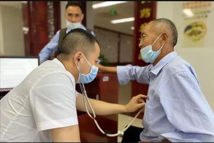 凌晨急诊，一位老人半夜腹痛拖延三天，胆囊竟化脓发炎，这小毛病为何酿成大祸？
临床