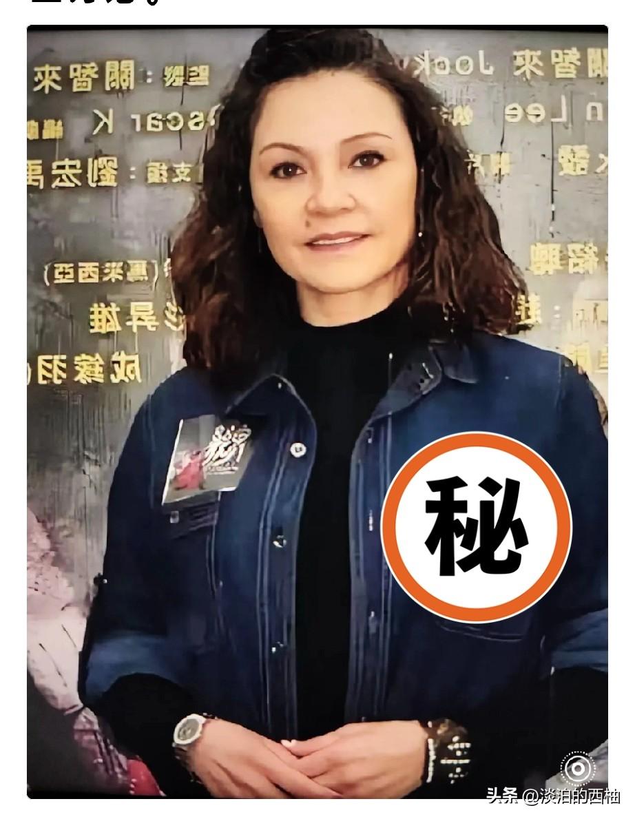 张柏芝的妈妈，55岁那年，全裸拍了一部尺度影片。
很多人骂她不自重、爱出风头。可