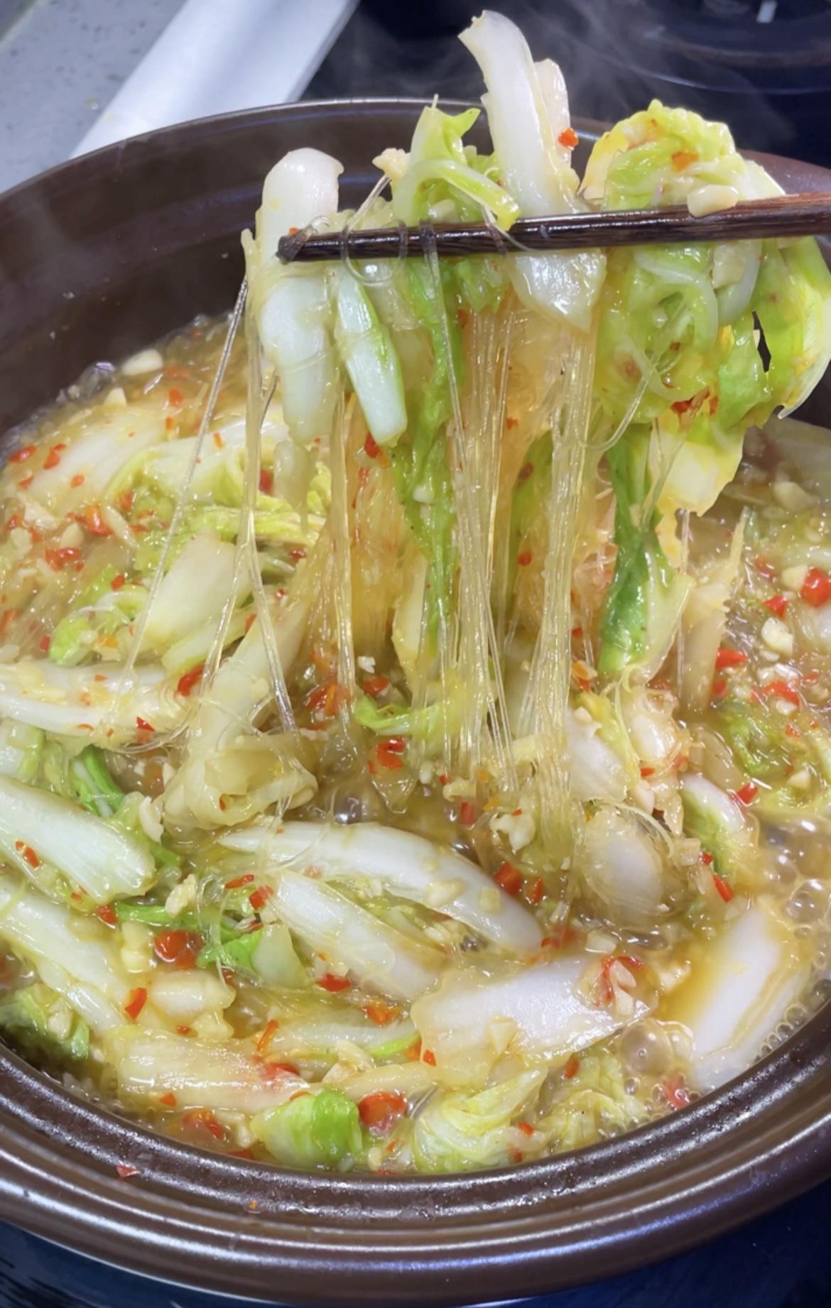 蒜香浓郁，每一口都超级满足！
锅里油热倒入蒜末跟小米椒，不能吃辣的，小米椒减半。