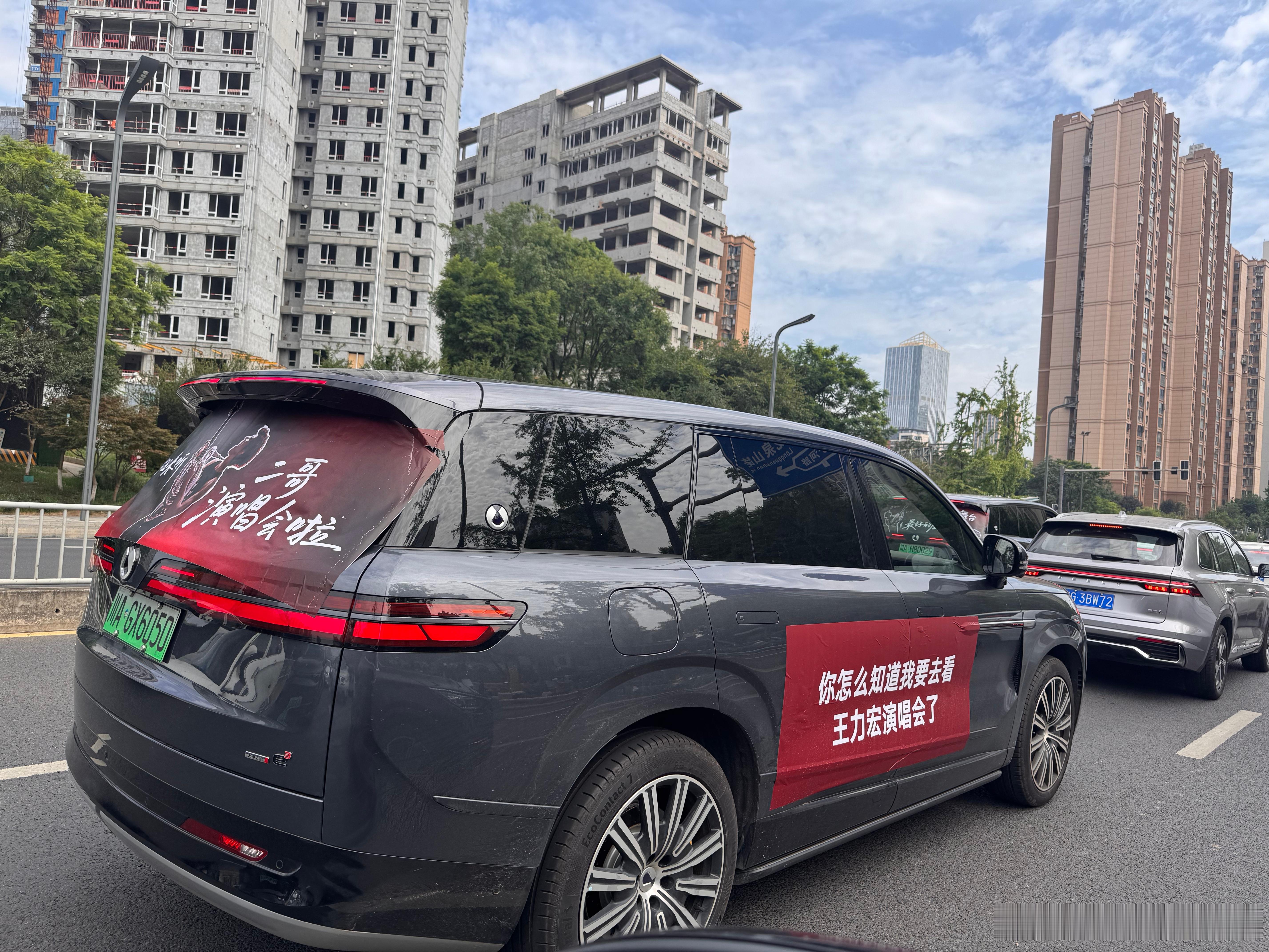 在路上碰到车友摇窗跟我打招呼，车里还放着力宏经典老歌，一瞬间感觉陌生城市多了好多