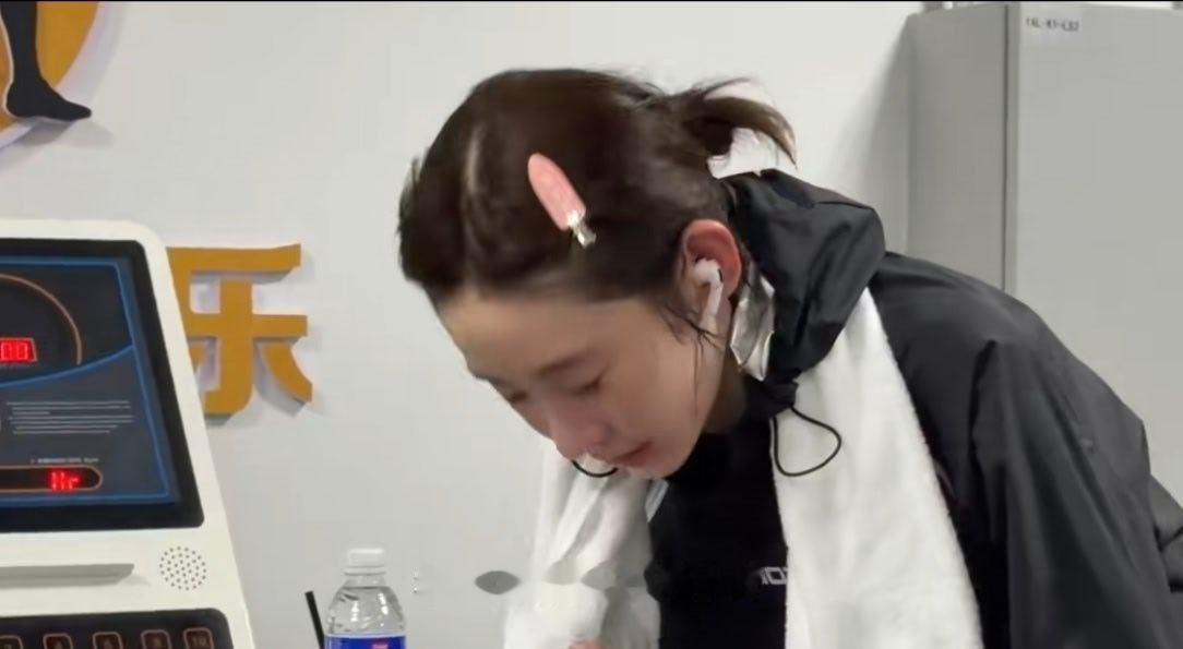 张艺凡上班美食下班爬坡张艺凡下班一坡接一坡张艺凡上班沉浸式干饭，下班即刻切换运动
