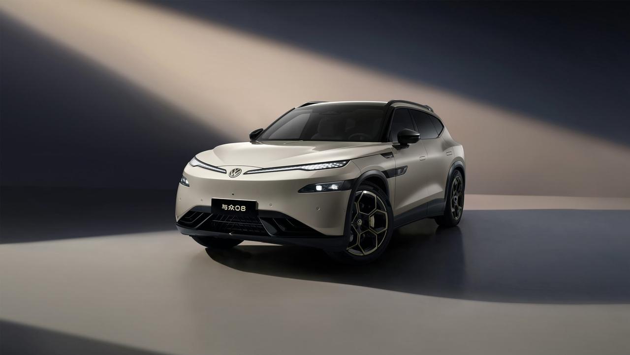 大众安徽“与众08”官图一出来，颜值真有点让人眼前一亮。前脸狭长日行灯贯穿，搭配