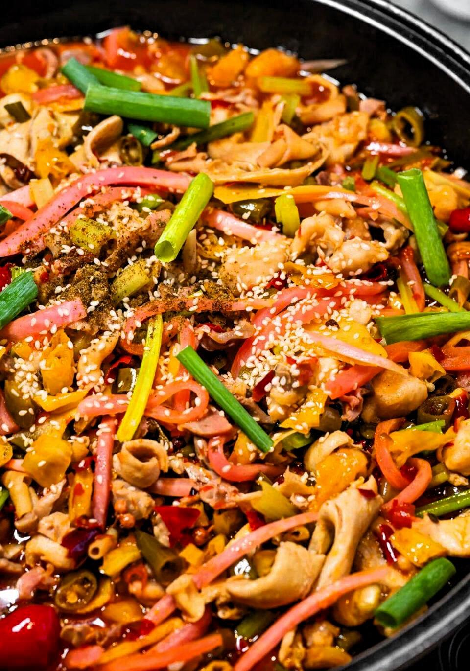 猜猜这是什么菜？新鲜鸡肠、鸡肝、鸡胗切得大小均匀，和泡姜、泡辣椒、芹菜、蒜苗一起