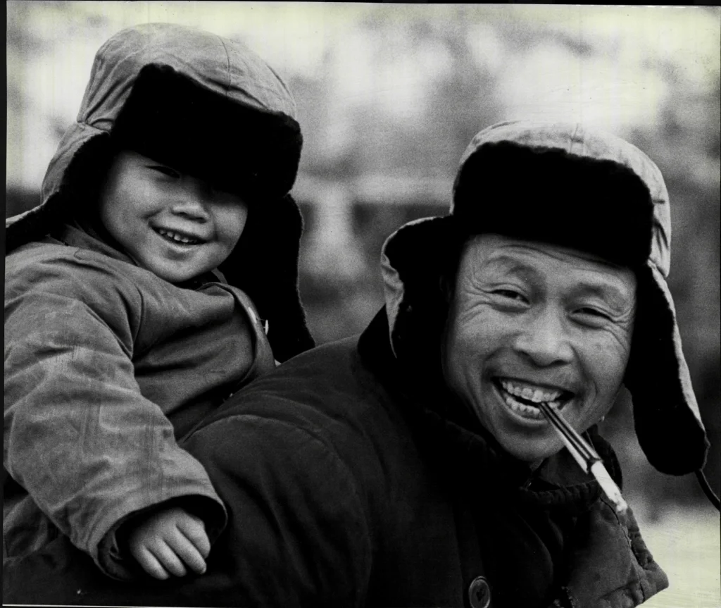 1979年，走改革开放正确道路的第一年，改革春风吹满地，满面笑容的父子俩。