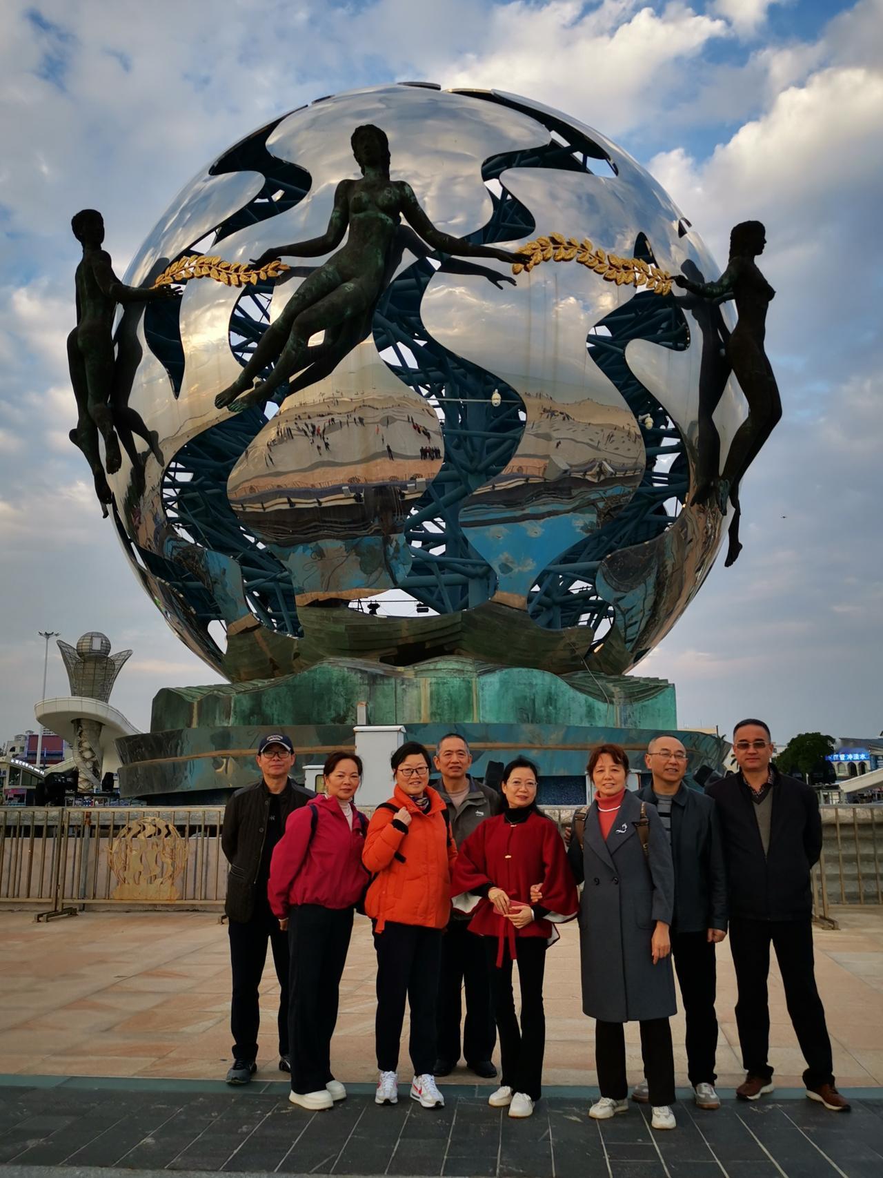 《北海“天下第一滩”》
银沙如练卧北川，碧浪扶波欲接天。
最是清风知客意，潮头托