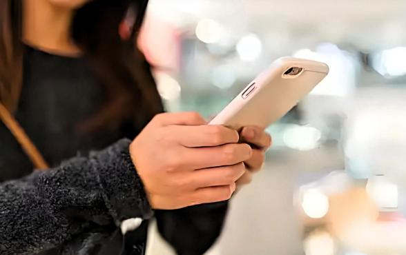 广西南宁，女子坐出租车将1万多的新手机遗失，司机却说没看见，女子通过定位发现手机