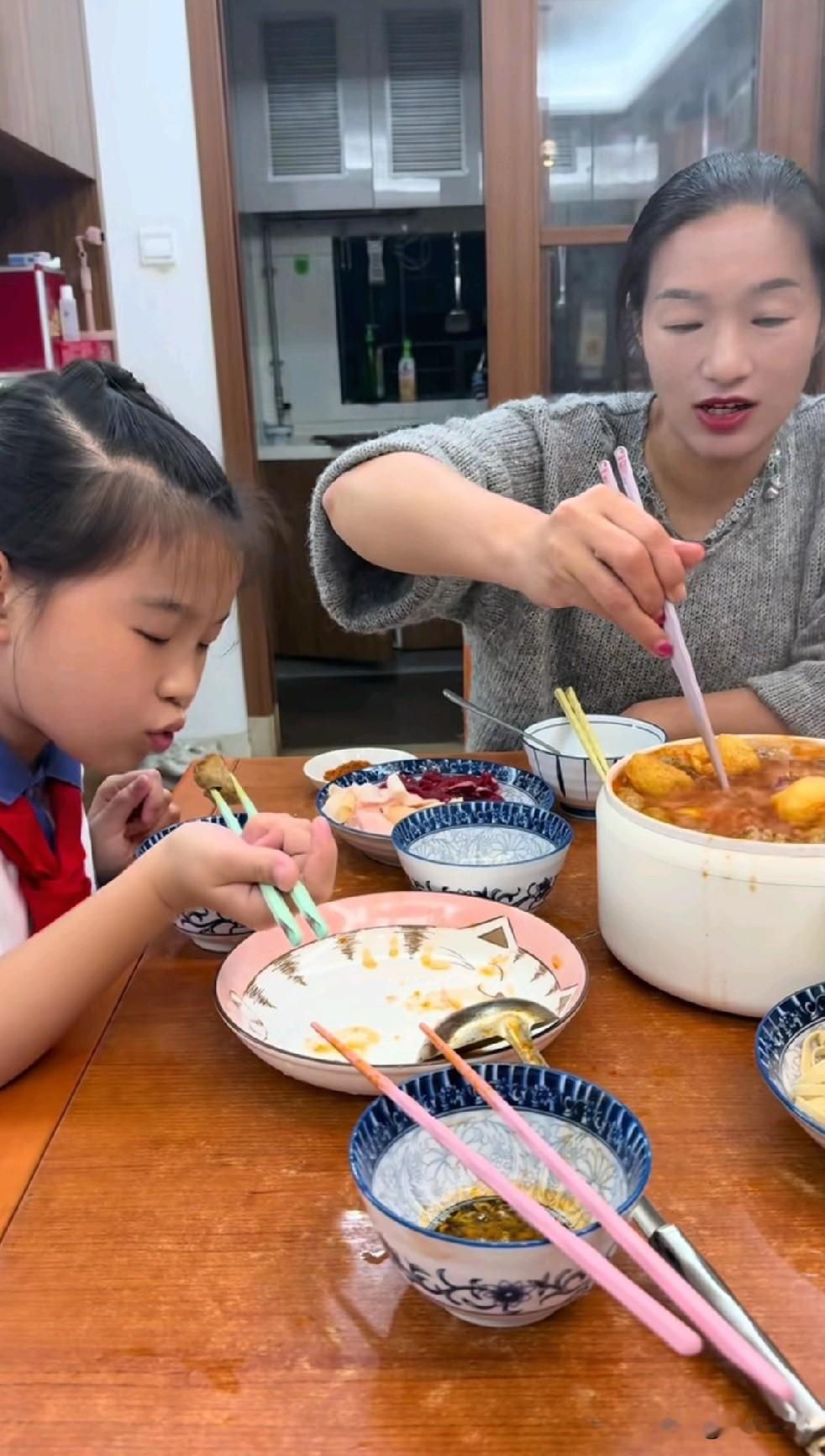 这几天，谢浩男家发视频作品很勤快啊！有人说是因为寻亲圈的顶流马上要换人了，他们不
