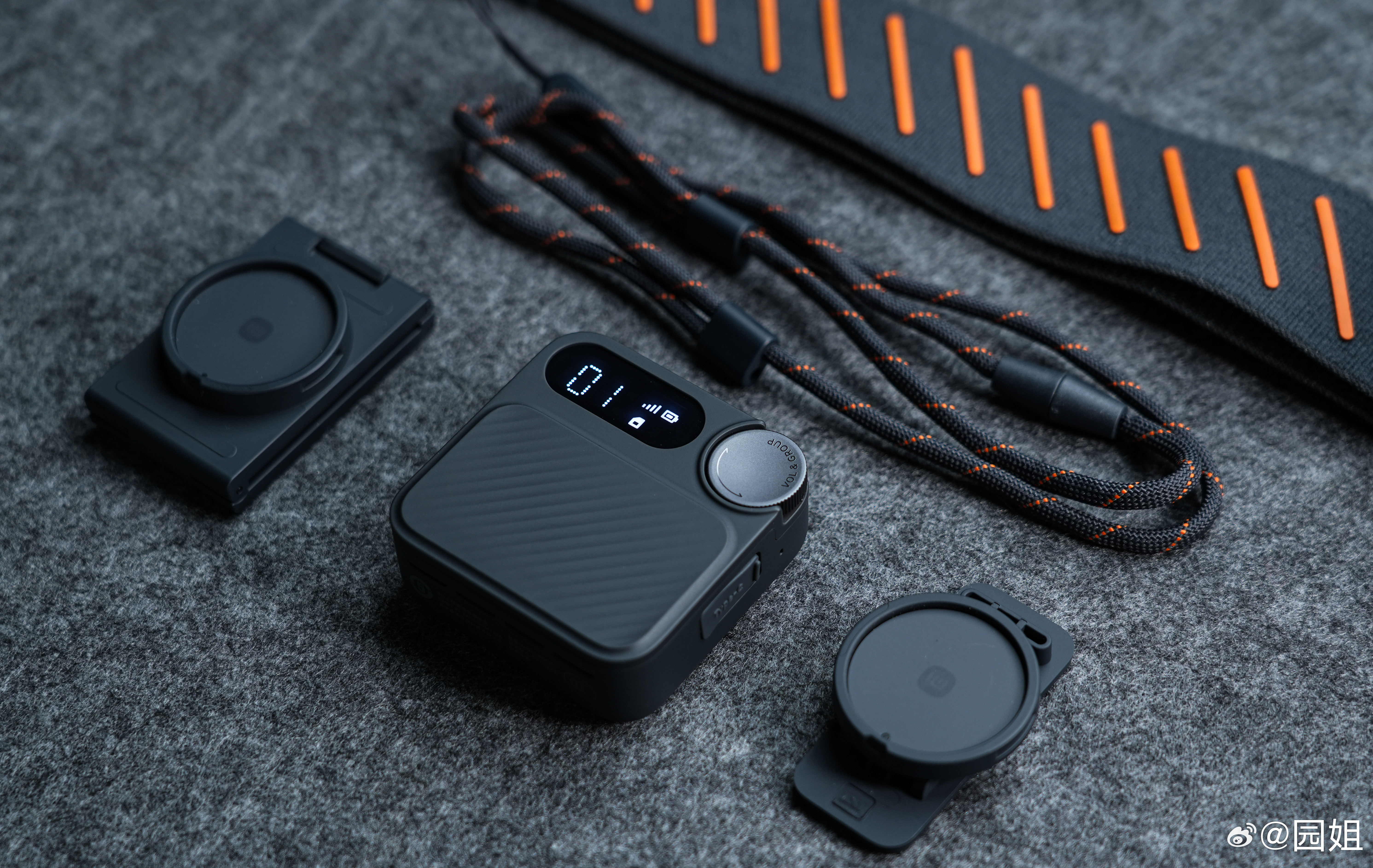 方方正正的小方块外观，挂在包上像个小挂件，带的挂绳结实又耐看，跑跳都不怕掉。小米