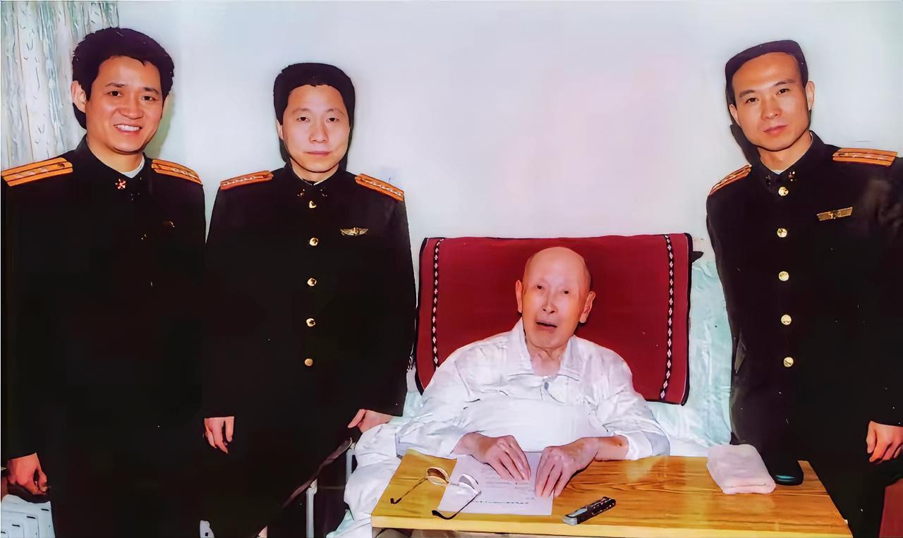 2006年1月10日，杨利伟、费俊龙、聂海胜一同前往看望钱学森￼￼￼。这是航天界