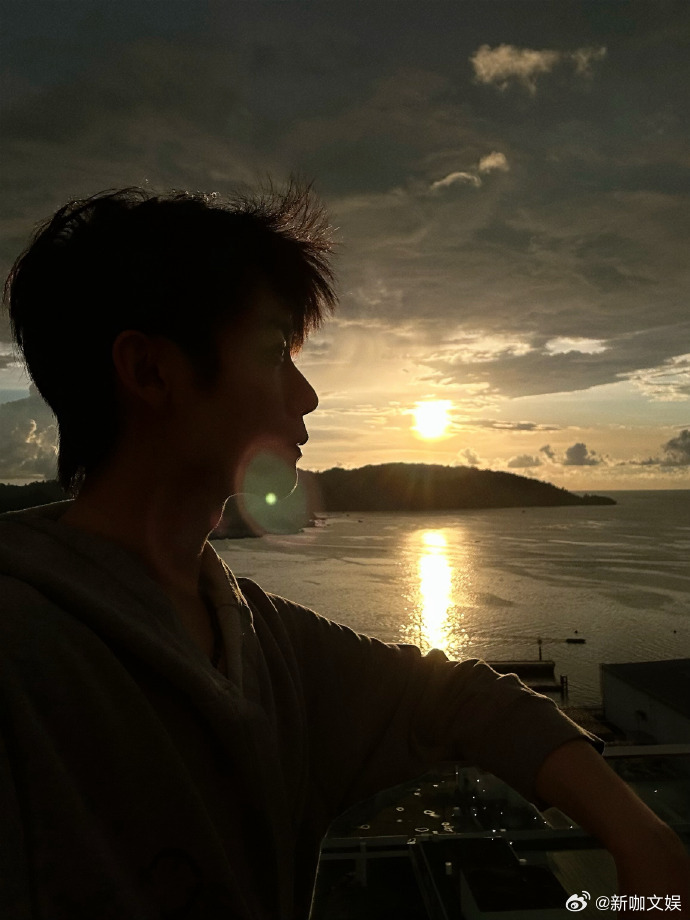 李卿太阳晒时候、李卿好阳光明媚阳光明媚的李卿谁不爱！晒太阳的自拍好帅，速速多发点