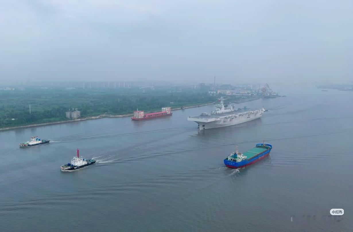 看不出其它变化甲板上面没有其它东西了，机库门关闭着，会不会有什么东西？中国海军力
