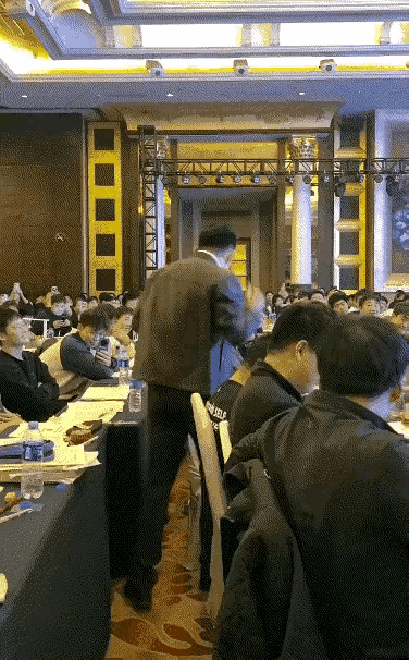 大庭广众之下，这样打人好吗