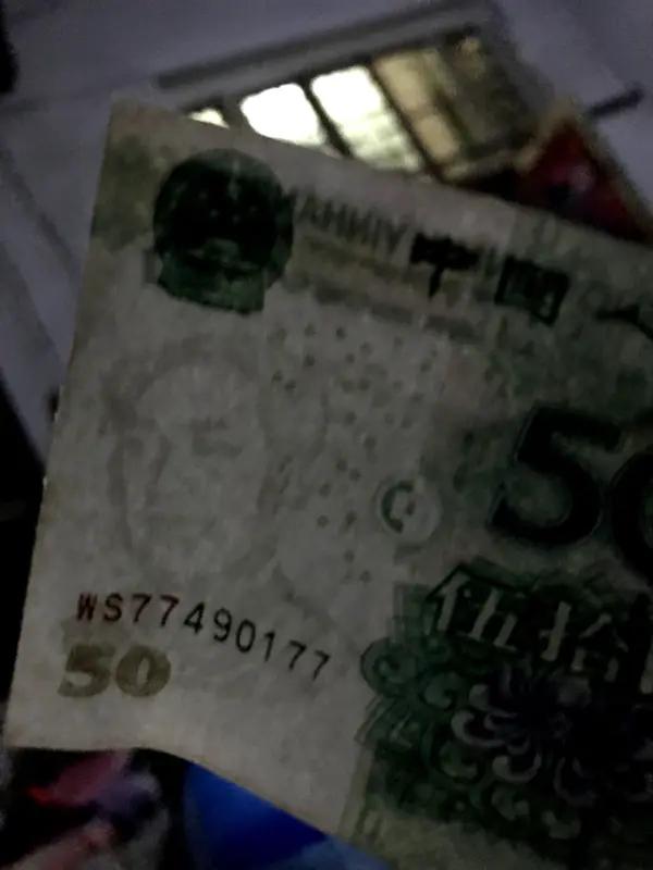 3月9日攀枝花，男子花200元购买26张50元假币并使用，在农贸市场使用时被群众