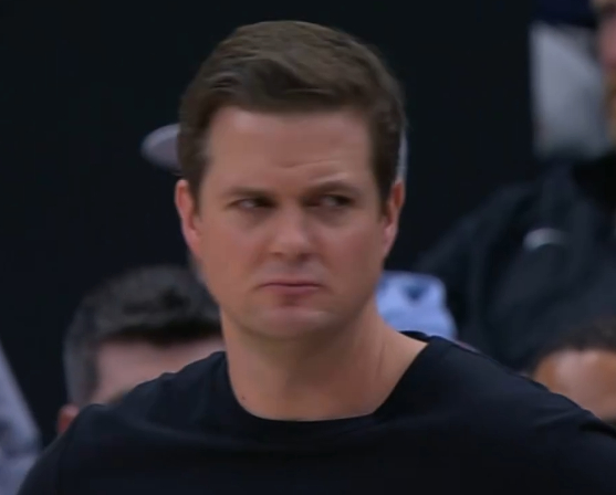 爵士教练看科尔的眼神 你们在打什么啊？ 到底谁才是摆烂球队？ 