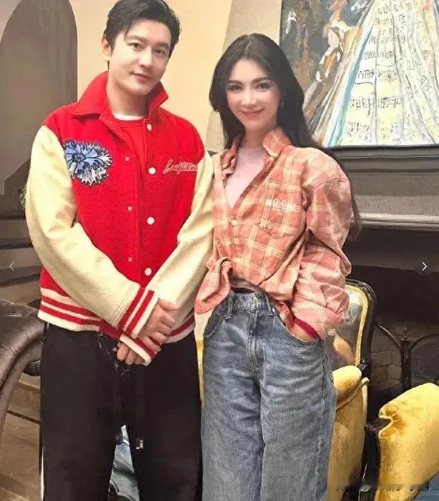 黄晓明叶珂参加好友圣诞聚会，女方暗搓搓秀恩爱，某位时尚博主晒出圣诞聚会的照片，其