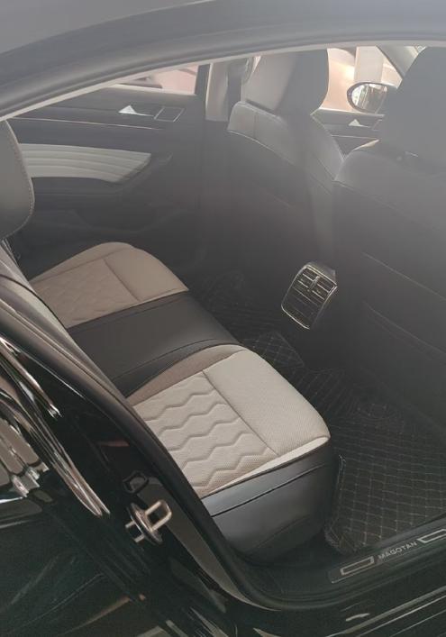 大众迈腾的内饰设计依然是简约的德系风格，主打的就是规整与质感，整个车内的用料以及