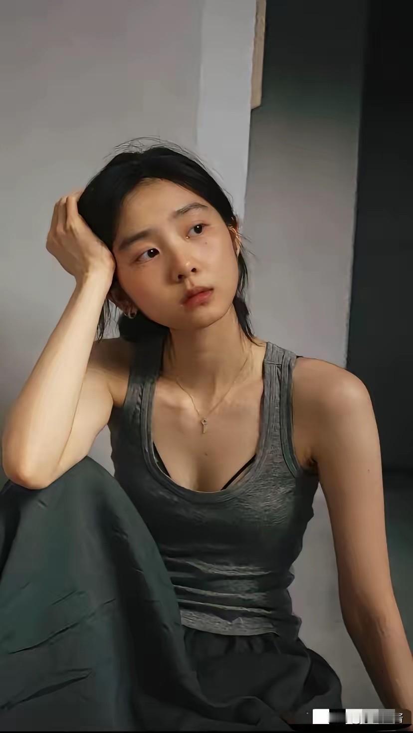 54岁的黄磊 

今晚估计要睡不着了 

女儿黄多多，真的熟透了，发了一组“辣妹