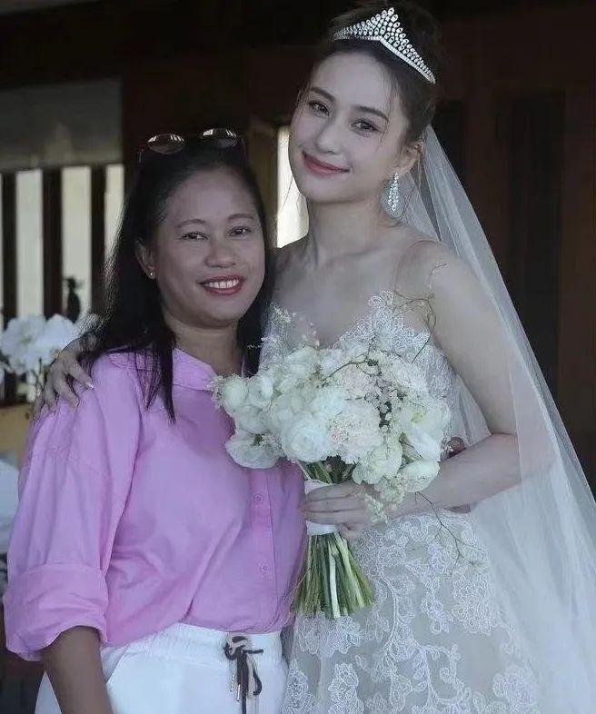 作为“赌王”女儿，何超琼自幼便坐拥无限财富与宠爱，却对自家保姆说：“晶姐，我给你
