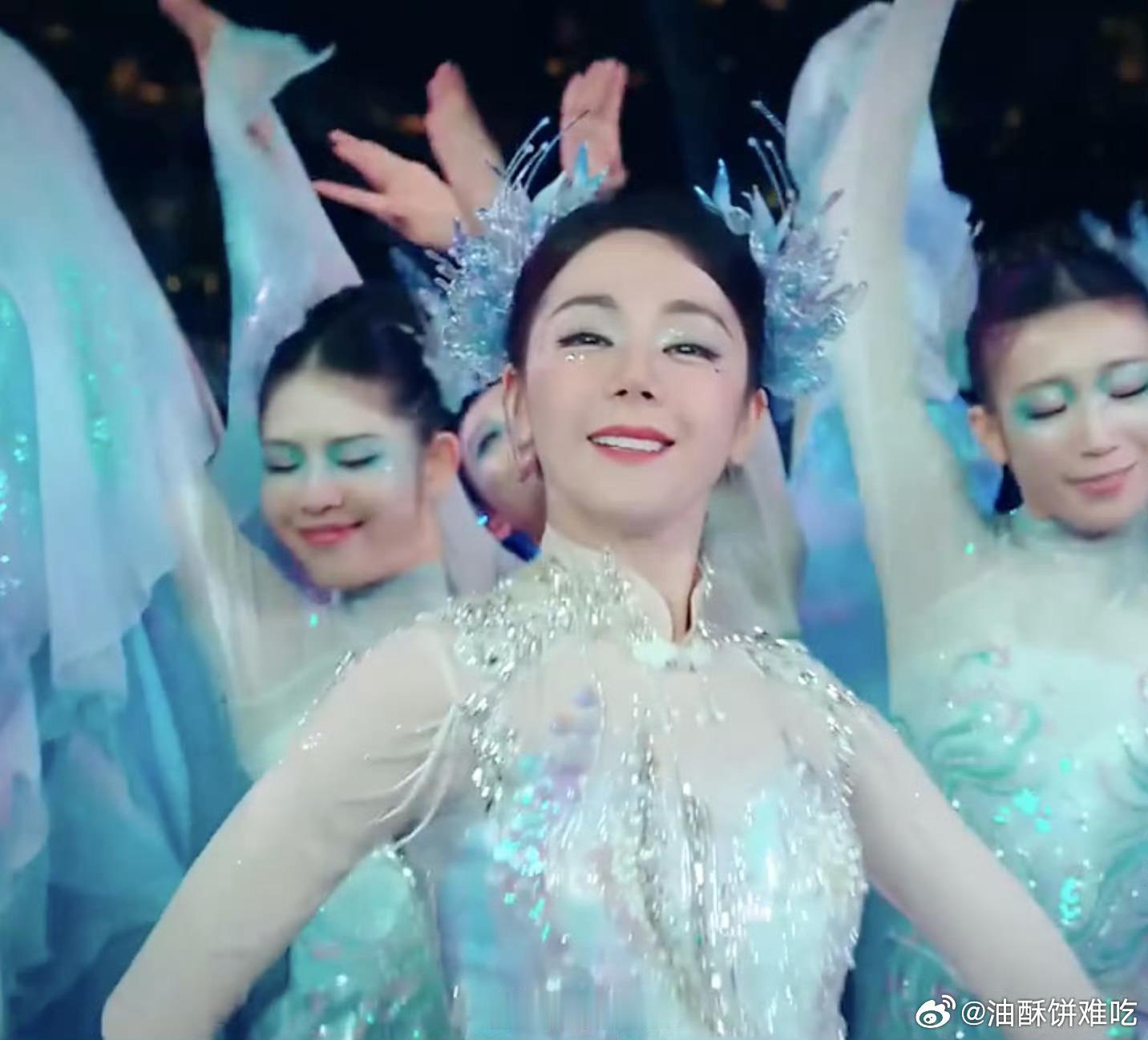 因为春晚的妆造，热巴粉现在都在抵制跟王亚飞合作……要求时装周必须合作金鹤龙王亚飞